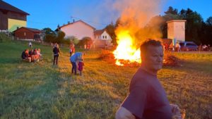 Petersfeuer mit Maibaumrückgabe